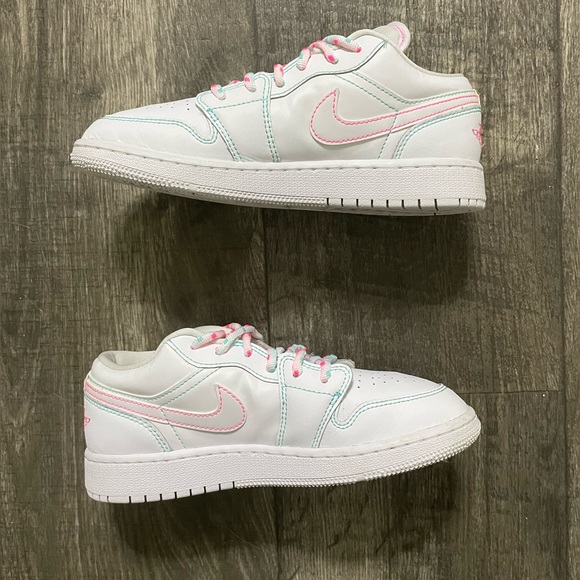 AIR JORDAN 1 LOW AURORA GREEN PINK GS - Girls youth- 4Y = 5.5 women - Picture 3 of 12